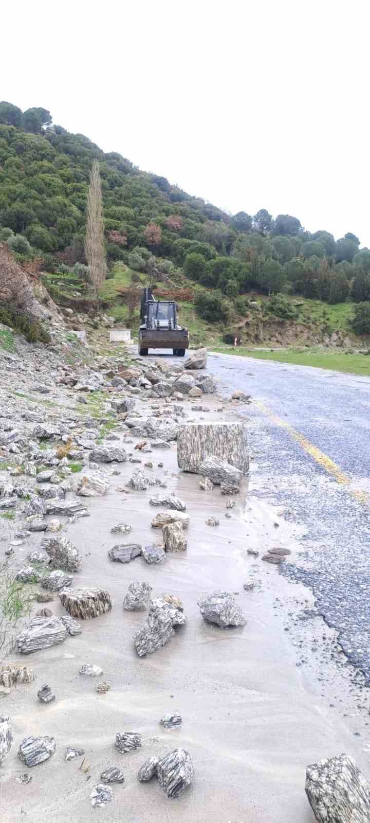 Yağış sonrası topraktan kaydı, kayalar yolu kapattı
