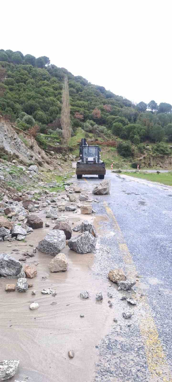 Yağış sonrası topraktan kaydı, kayalar yolu kapattı

