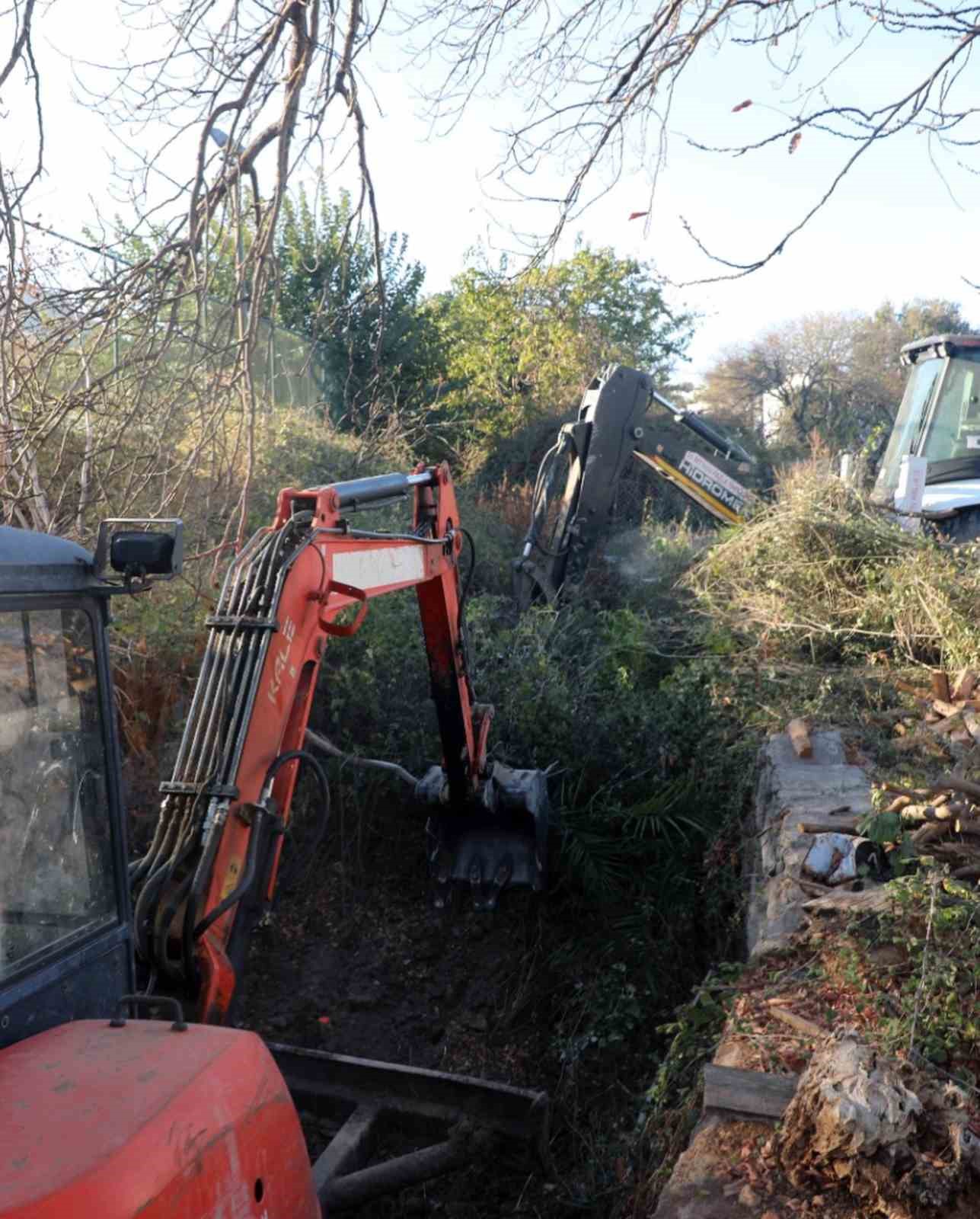 Yağışlar sonrası dere yataklarında temizlik
