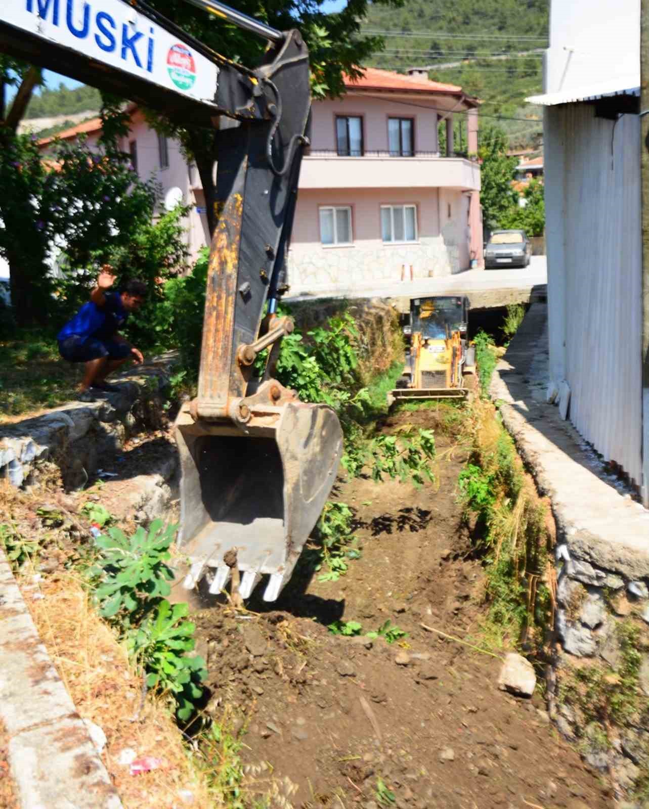 Yağışlar sonrası dere yataklarında temizlik
