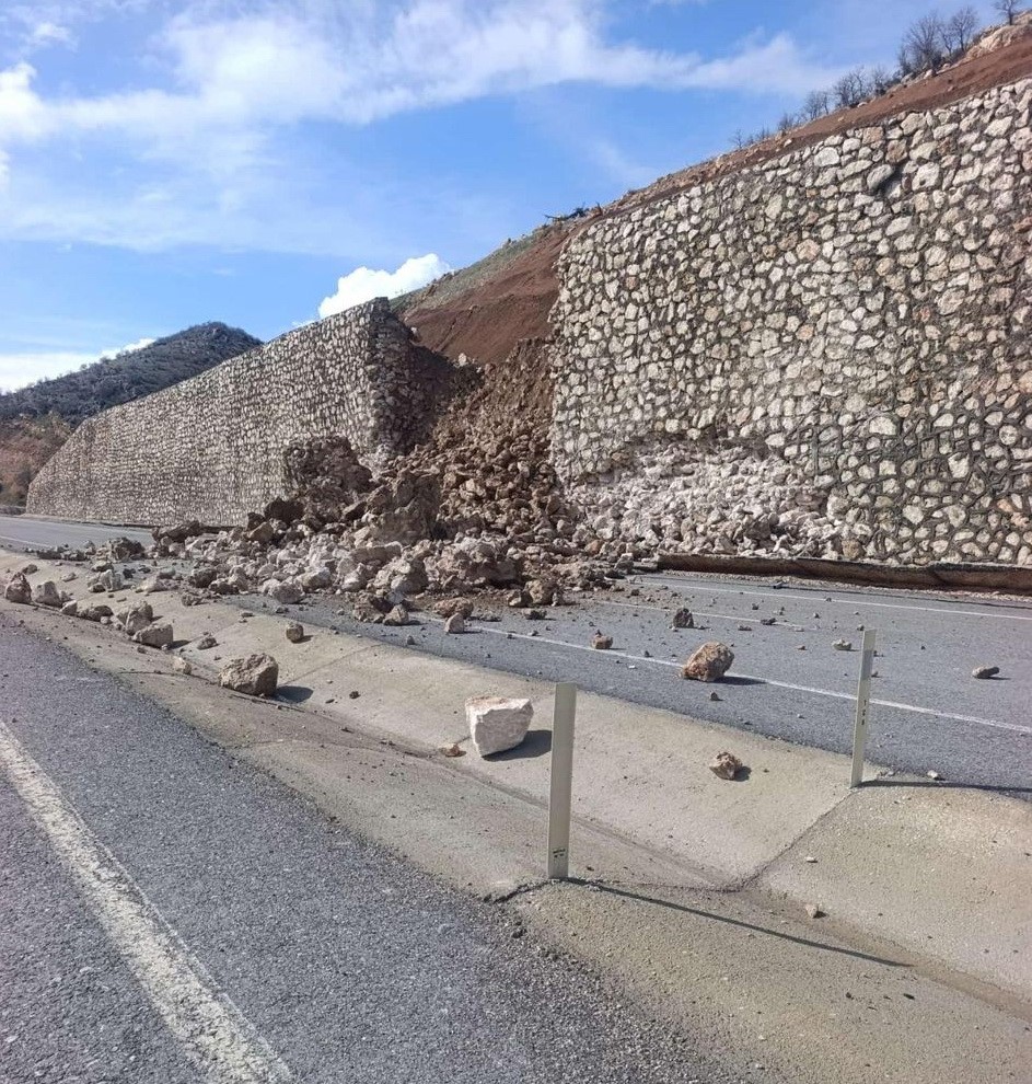 Yağışlara dayanamayan istinat duvarı yıkıldı
