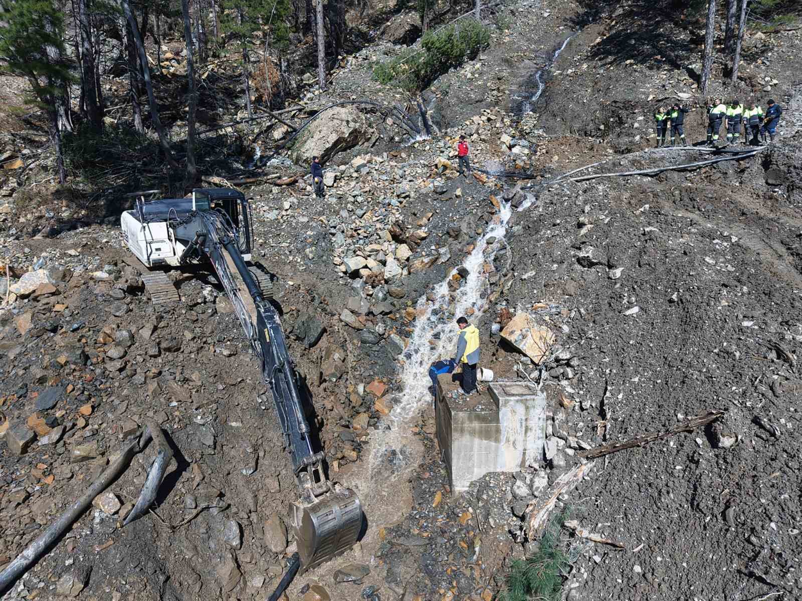 Yağışlarda zarar gören su isale hattı yenileniyor
Yağışlarda zarar gören su isale hattı yenileniyor