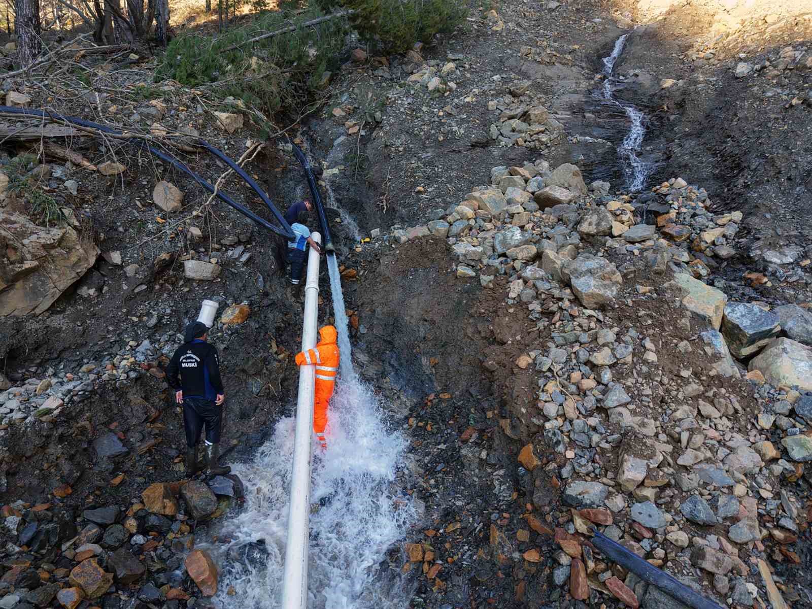 Yağışlarda zarar gören su isale hattı yenileniyor
Yağışlarda zarar gören su isale hattı yenileniyor