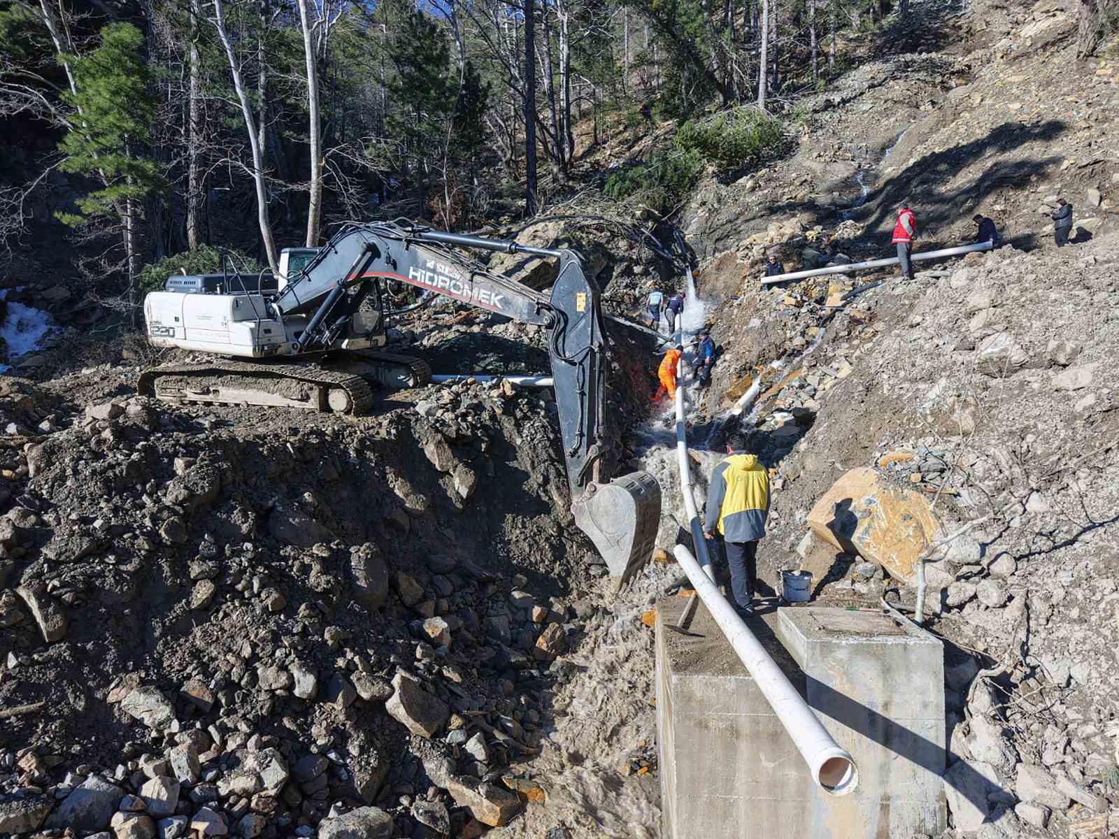 Yağışlarda zarar gören su isale hattı yenileniyor
Yağışlarda zarar gören su isale hattı yenileniyor