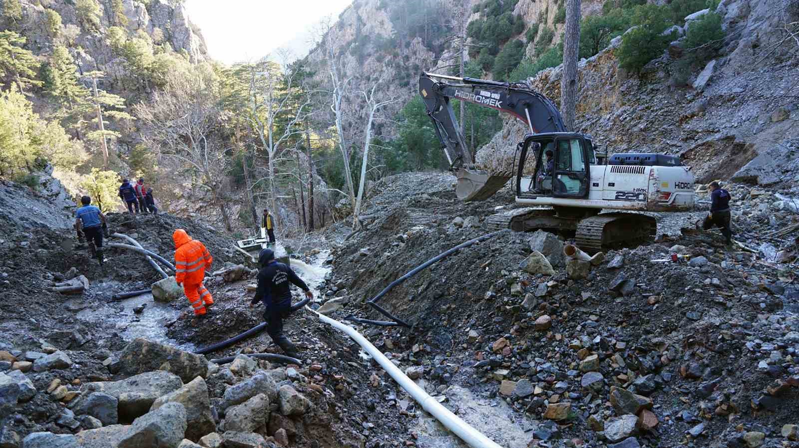 Yağışlarda zarar gören su isale hattı yenileniyor
Yağışlarda zarar gören su isale hattı yenileniyor
