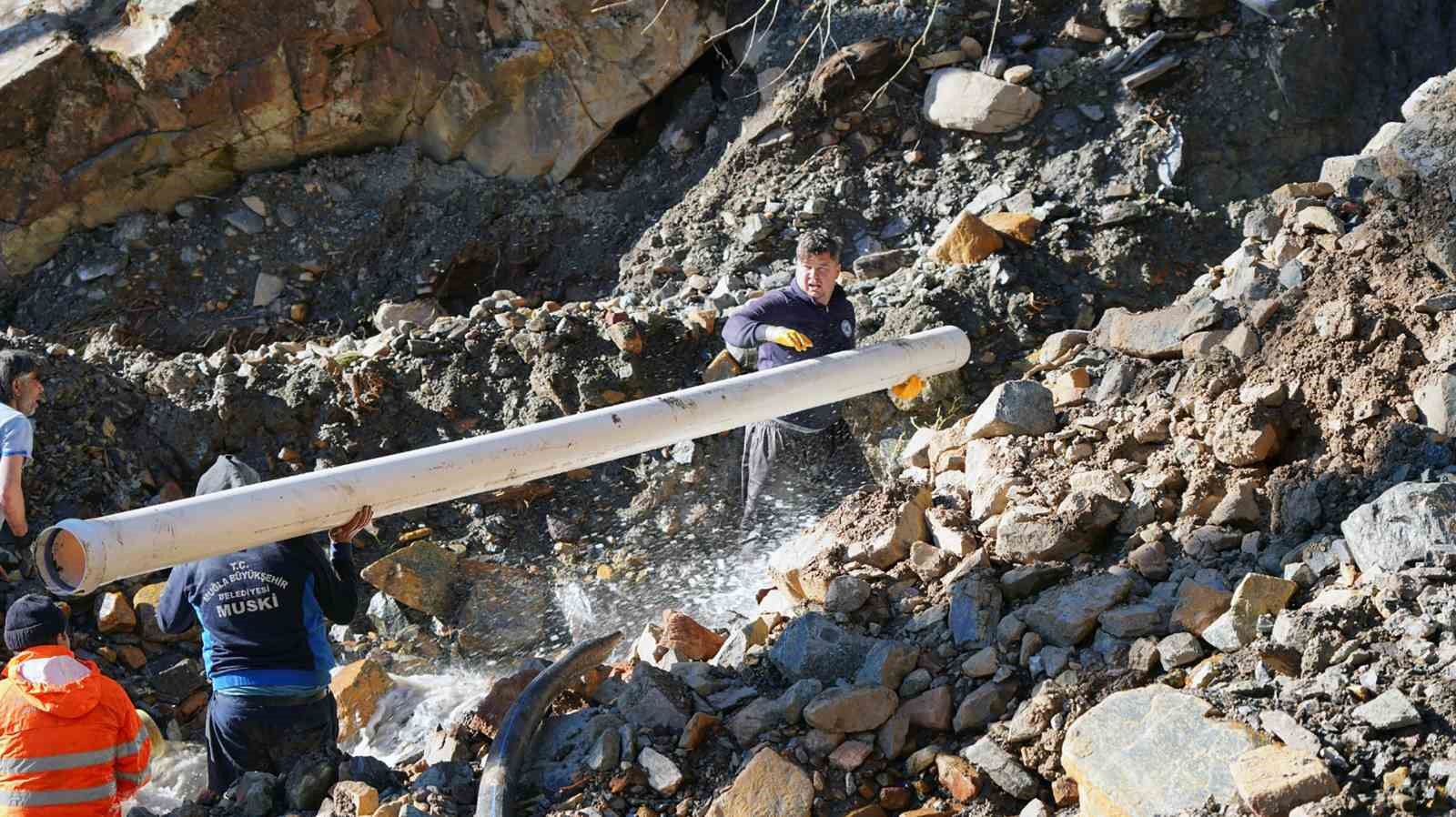 Yağışlarda zarar gören su isale hattı yenileniyor
Yağışlarda zarar gören su isale hattı yenileniyor