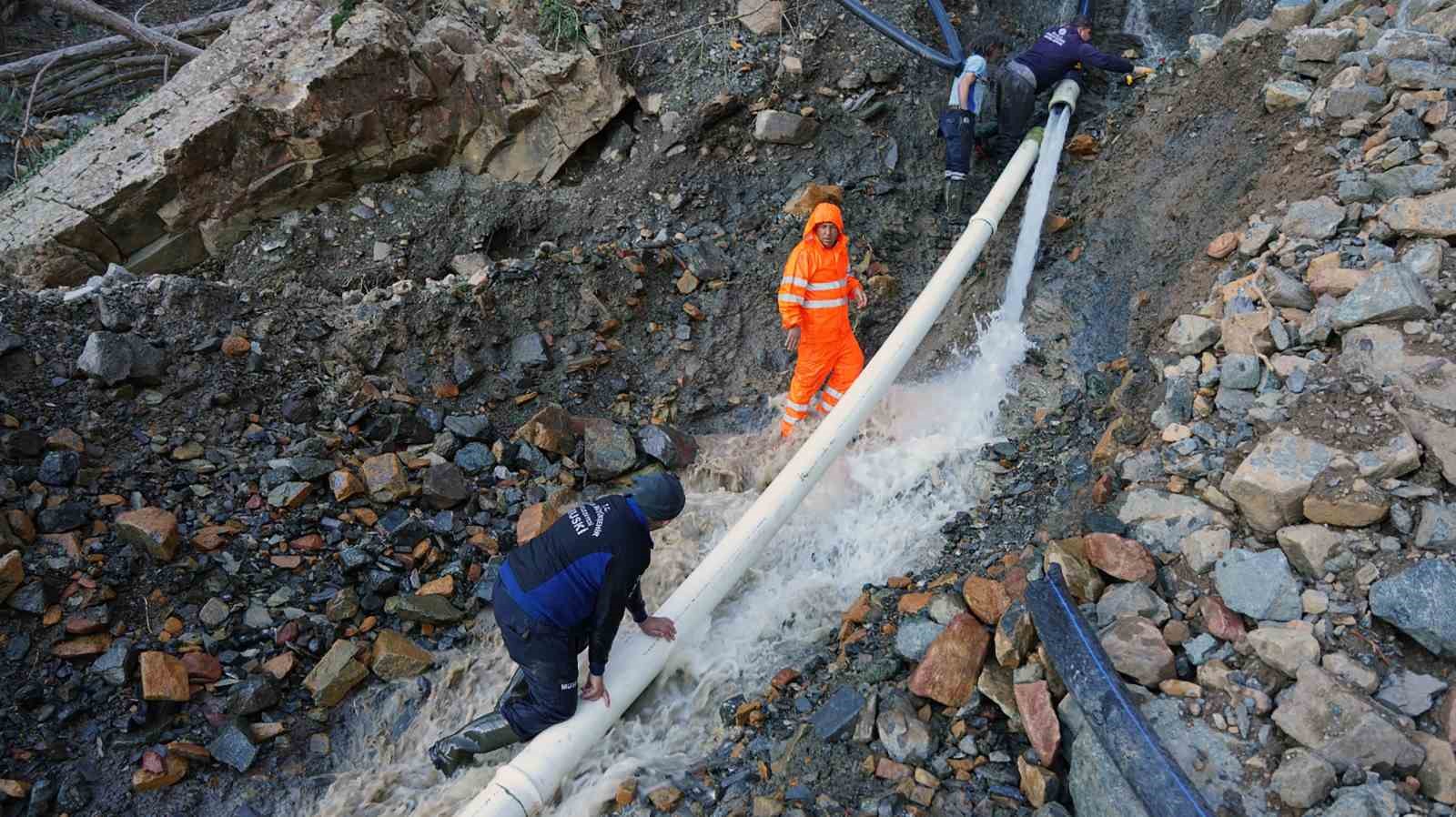 Yağışlarda zarar gören su isale hattı yenileniyor
Yağışlarda zarar gören su isale hattı yenileniyor