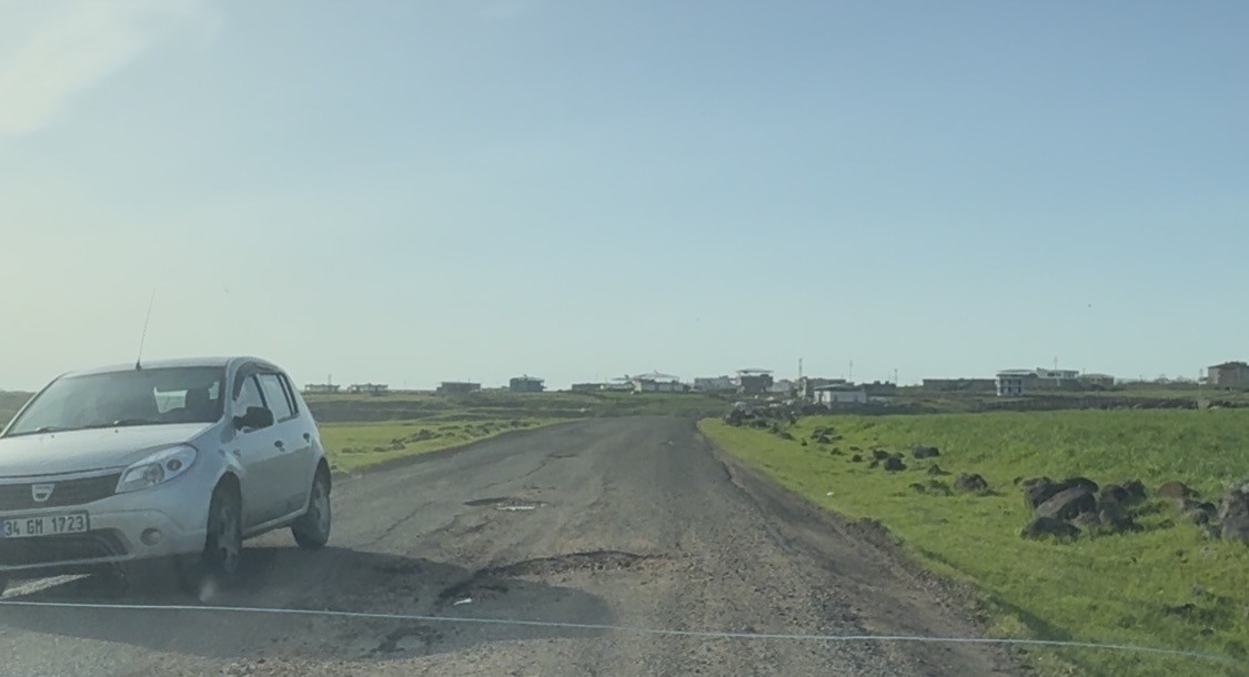 Yağışların ardından yollar köstebek yuvasına döndü
