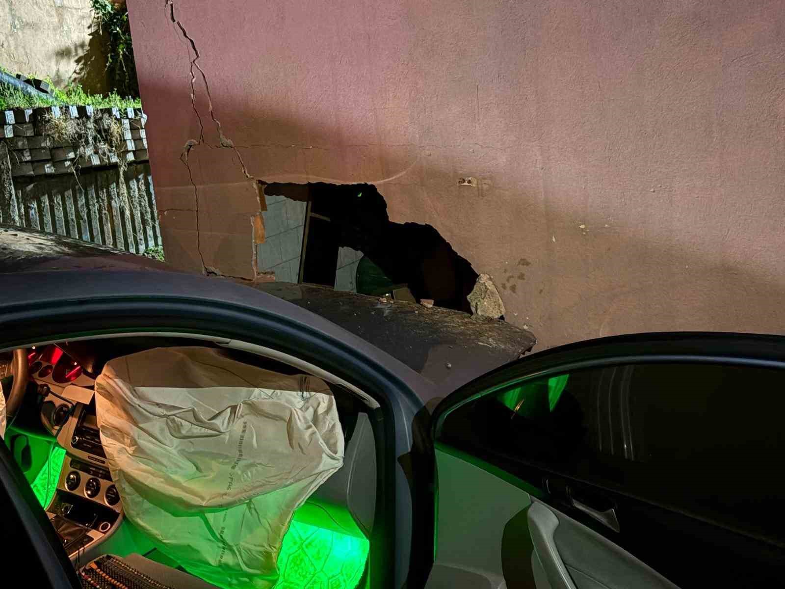 Yağışlı havada kontrolden çıkan otomobil depo duvarına çarptı
