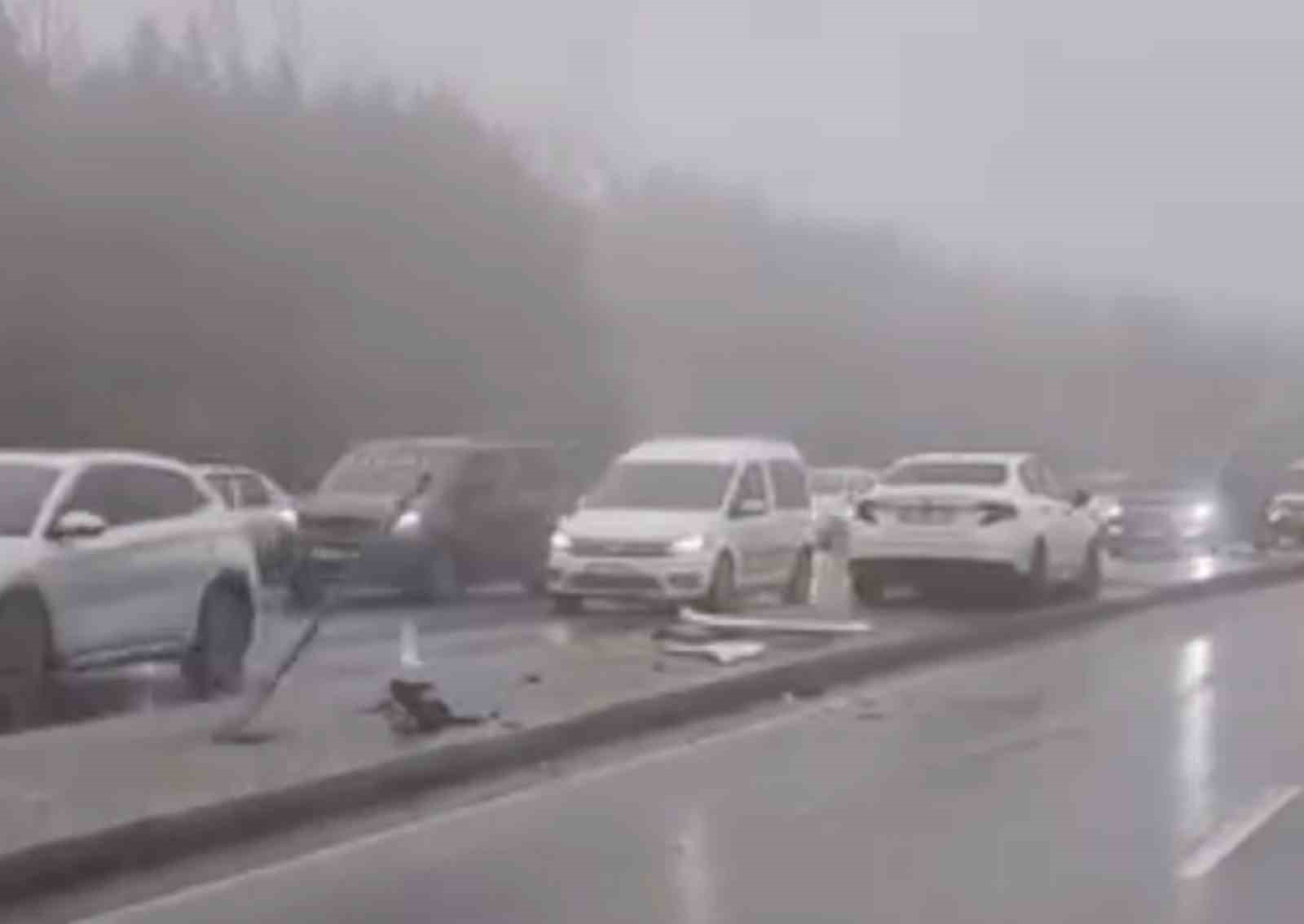 Yağışlı havada kontrolden çıkan otomobil refüje çıktı
