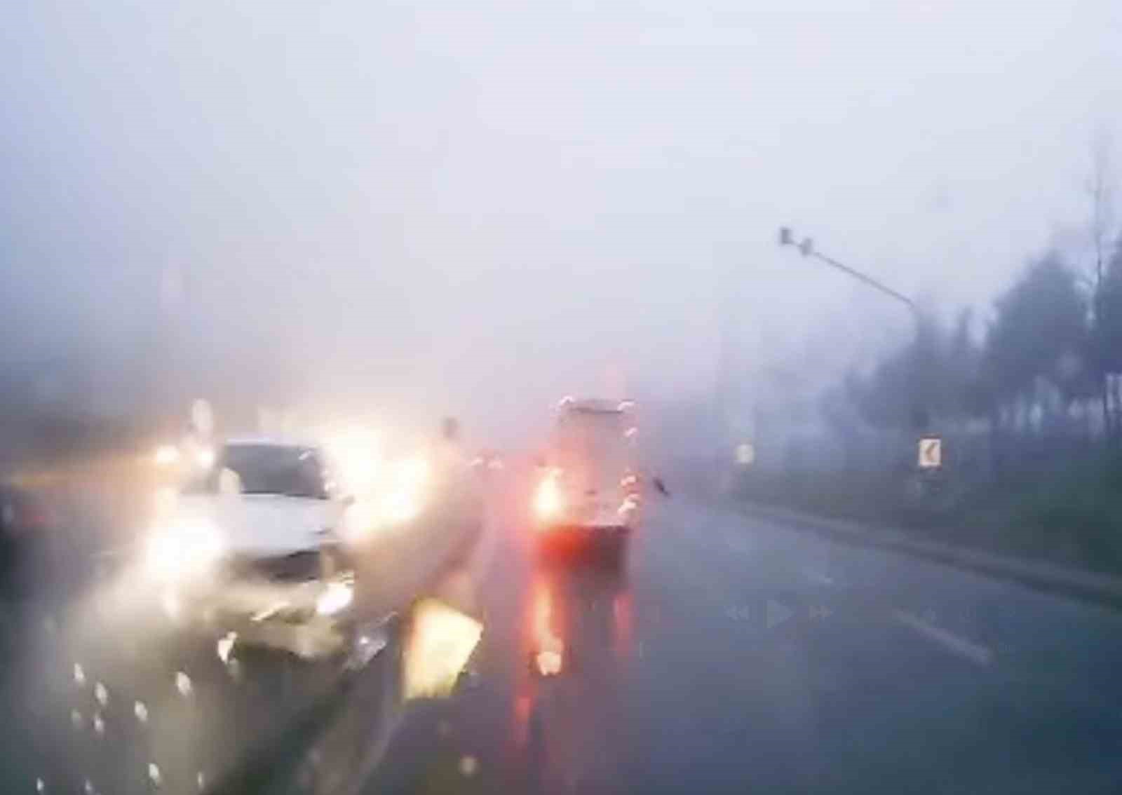 Yağışlı havada kontrolden çıkan otomobil refüje çıktı
