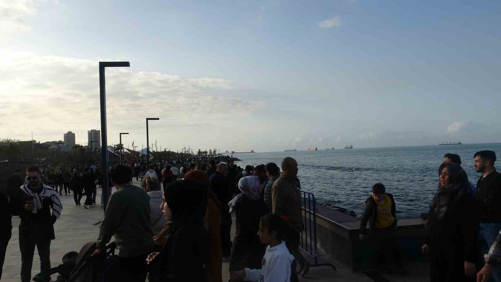 Yağışlı havanın son bulmasını fırsat bilen vatandaşlar İskenderun Sahili’ne akın etti
