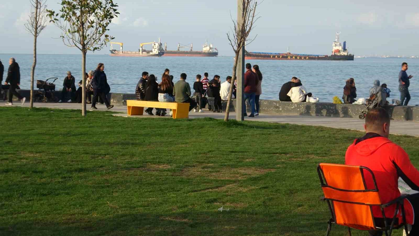 Yağışlı havanın son bulmasını fırsat bilen vatandaşlar İskenderun Sahili’ne akın etti
