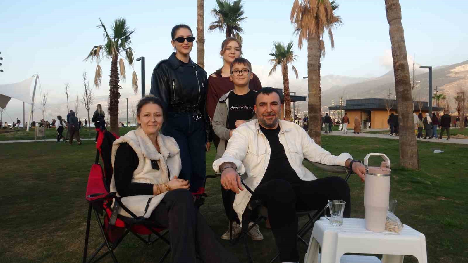 Yağışlı havanın son bulmasını fırsat bilen vatandaşlar İskenderun Sahili’ne akın etti
