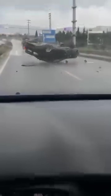 Yağışlı yolda makas atan otomobil tepetaklak oldu

