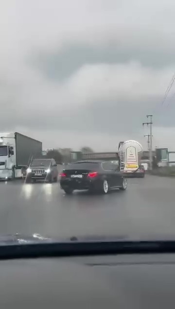 Yağışlı yolda makas atan otomobil tepetaklak oldu

