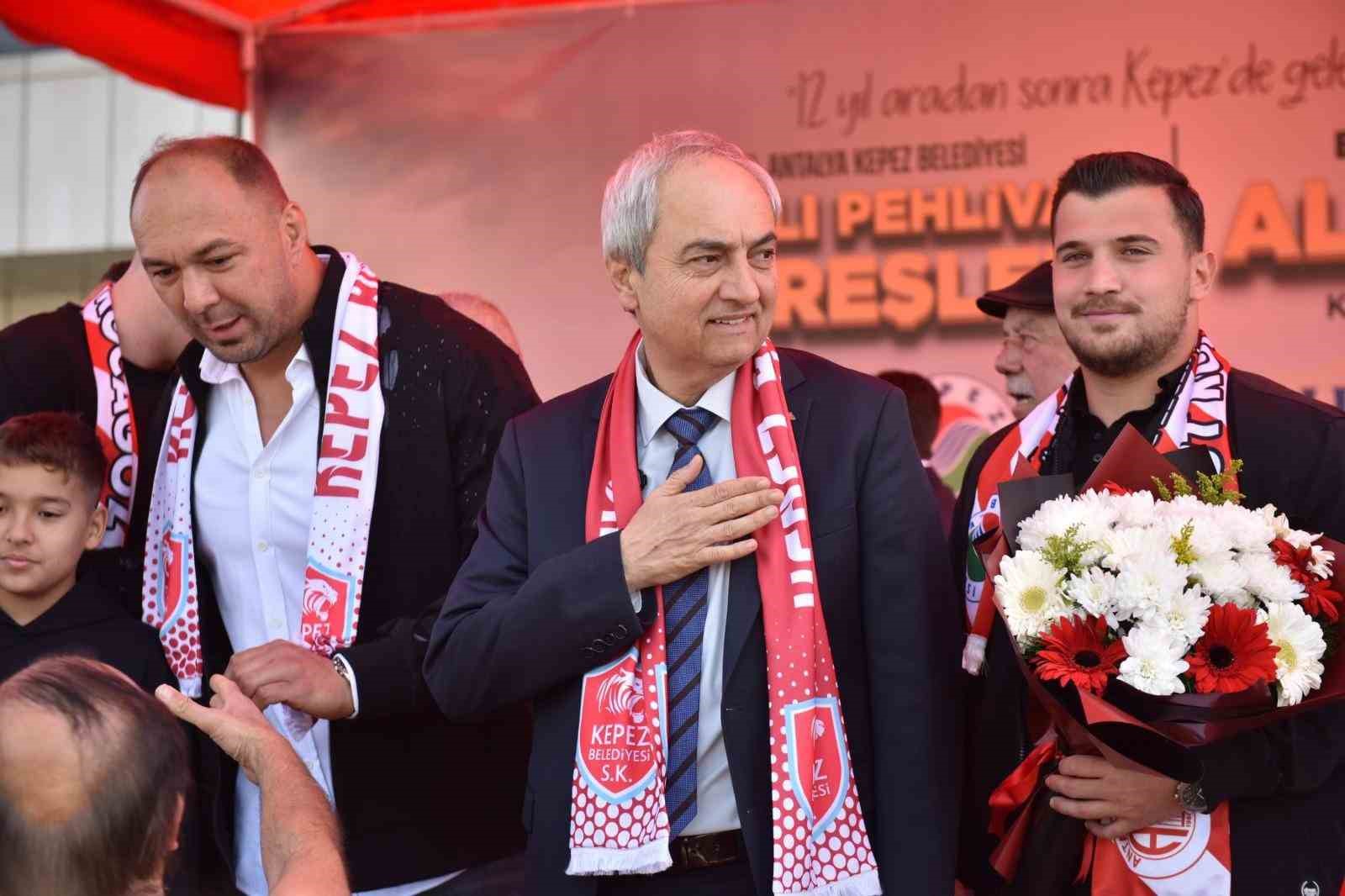 Yağlı güreşlerin efsane ismi Ali Gürbüz’e coşkulu karşılama
