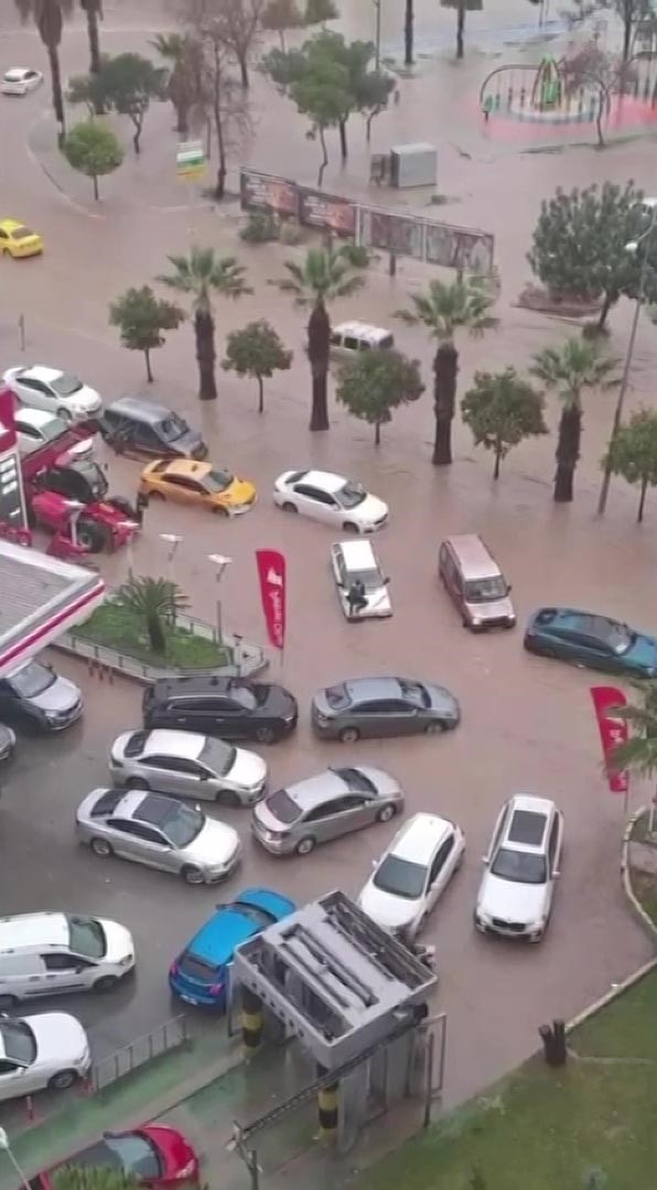 Yağmur, Adana’yı felç etti: Hortum oluştu, araçlar yolda mahsur kaldı
