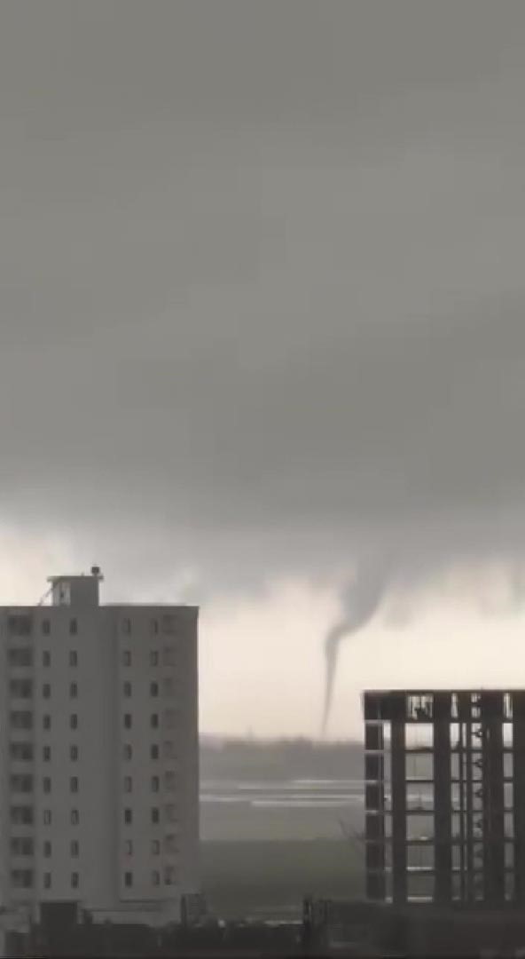 Yağmur, Adana’yı felç etti: Hortum oluştu, araçlar yolda mahsur kaldı
