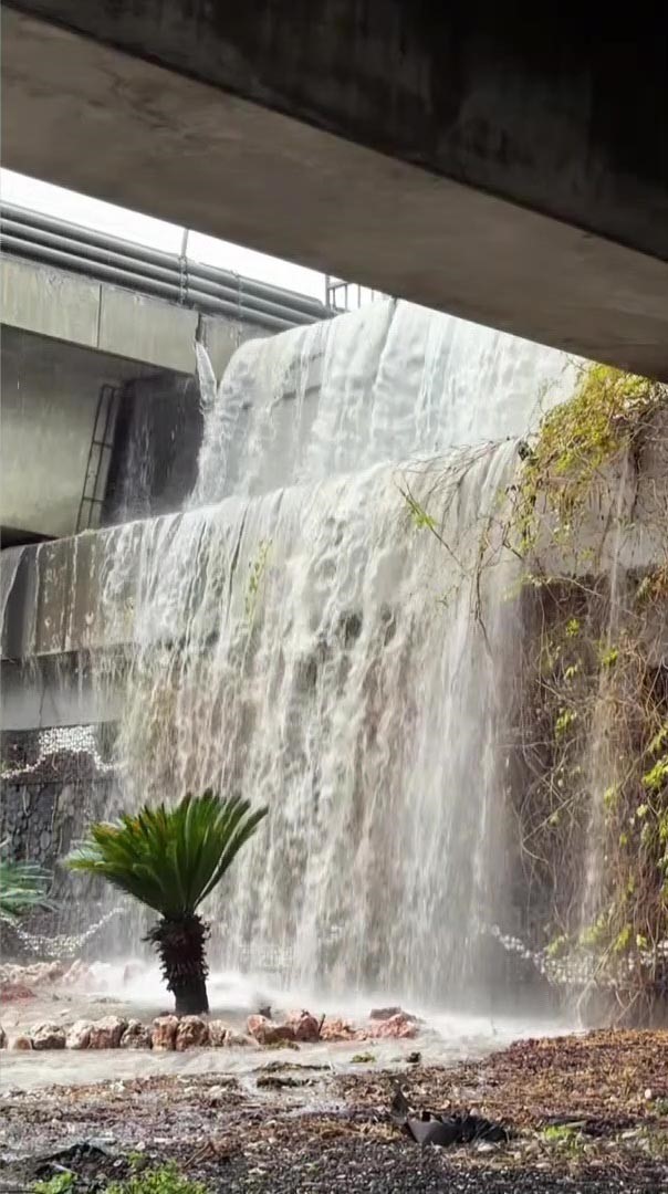 Yağmur, Adana’yı felç etti: Hortum oluştu, araçlar yolda mahsur kaldı
