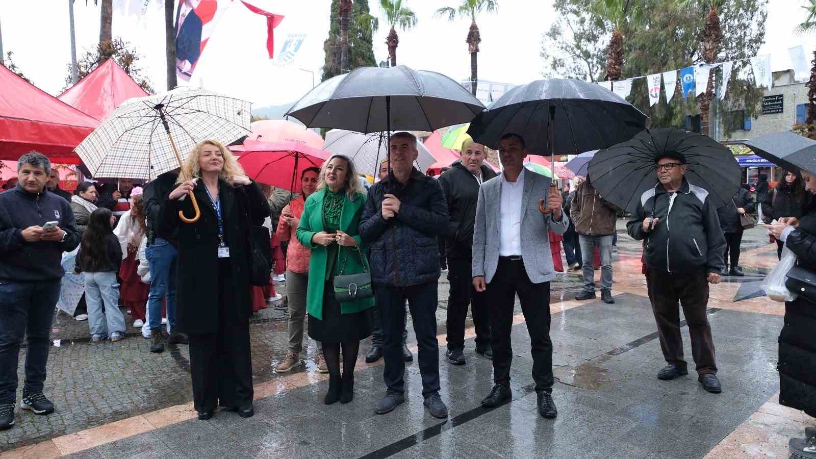 Yağmur dinlemediler: Bodrum Acı Ot Festivali’ne ziyaretçi akını
