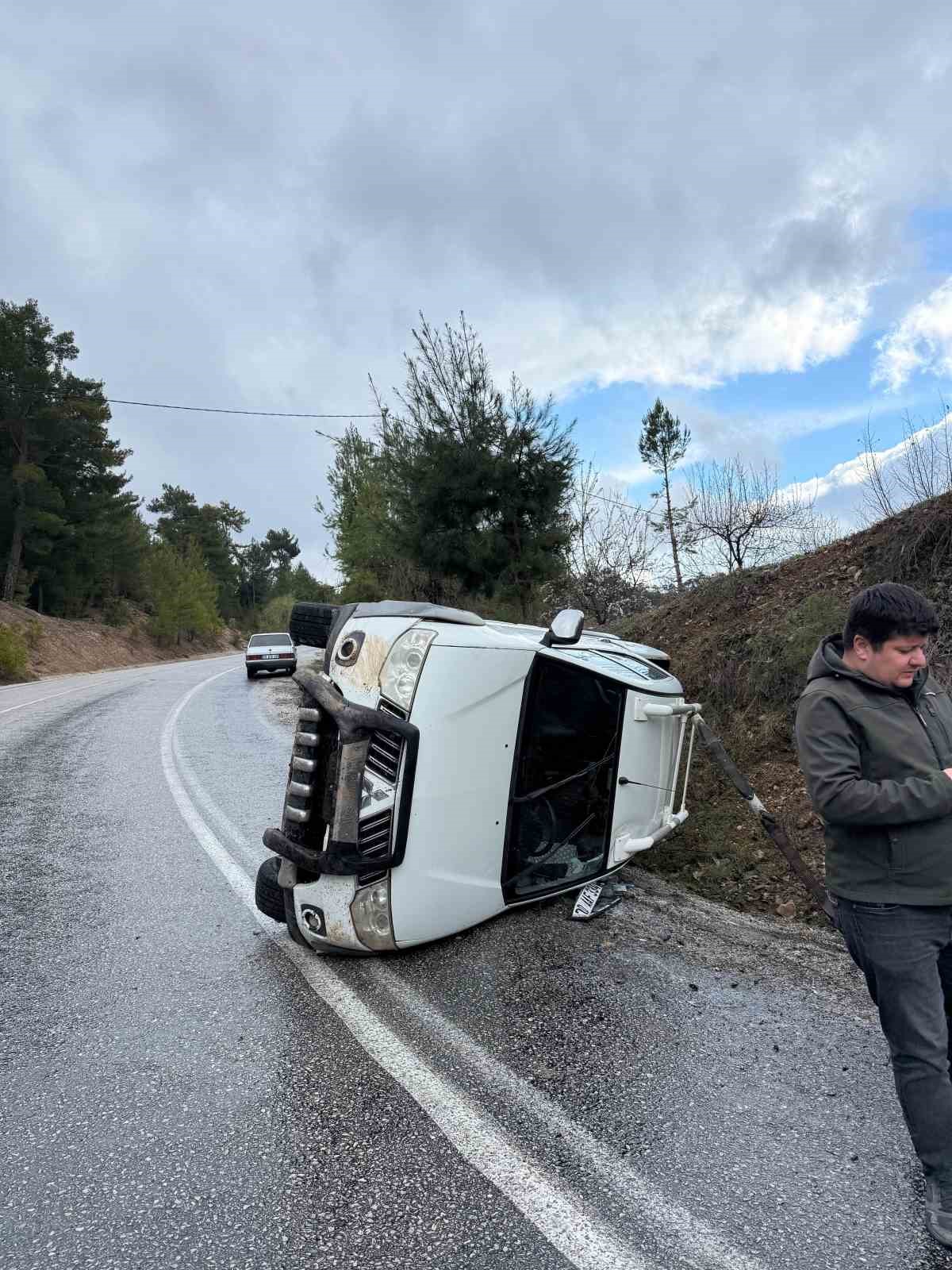 Yağmur sonrası kayganlaşan yolda pikap yan yattı
