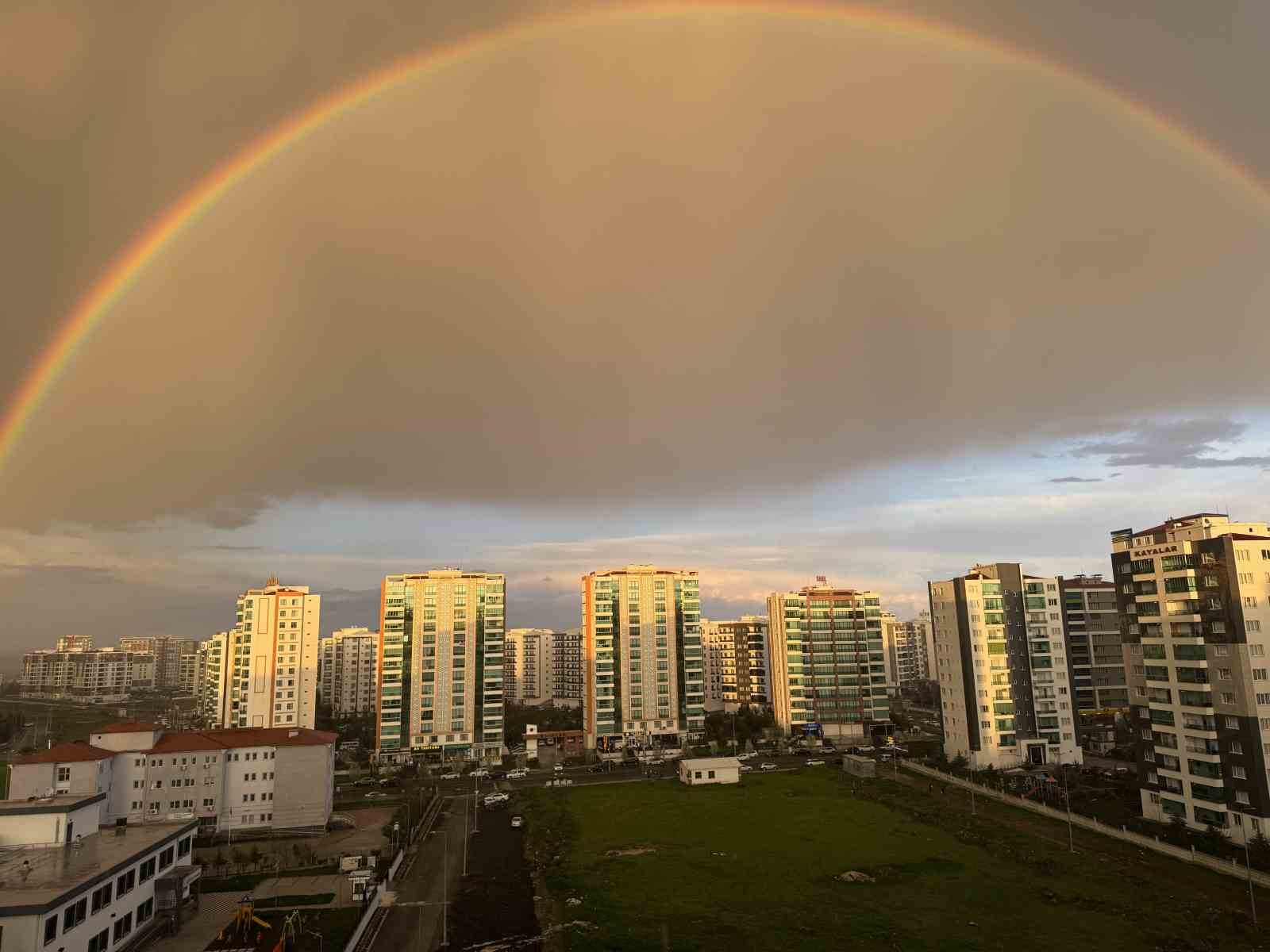 Yağmur sonrası oluşan gökkuşağı hayran bıraktı
