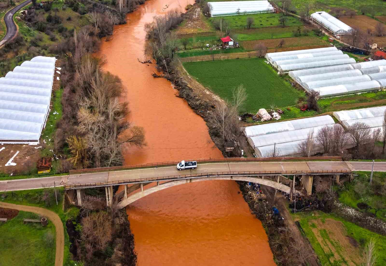 Yağmur sonrası Sakarya Nehri’nin rengi değişti

