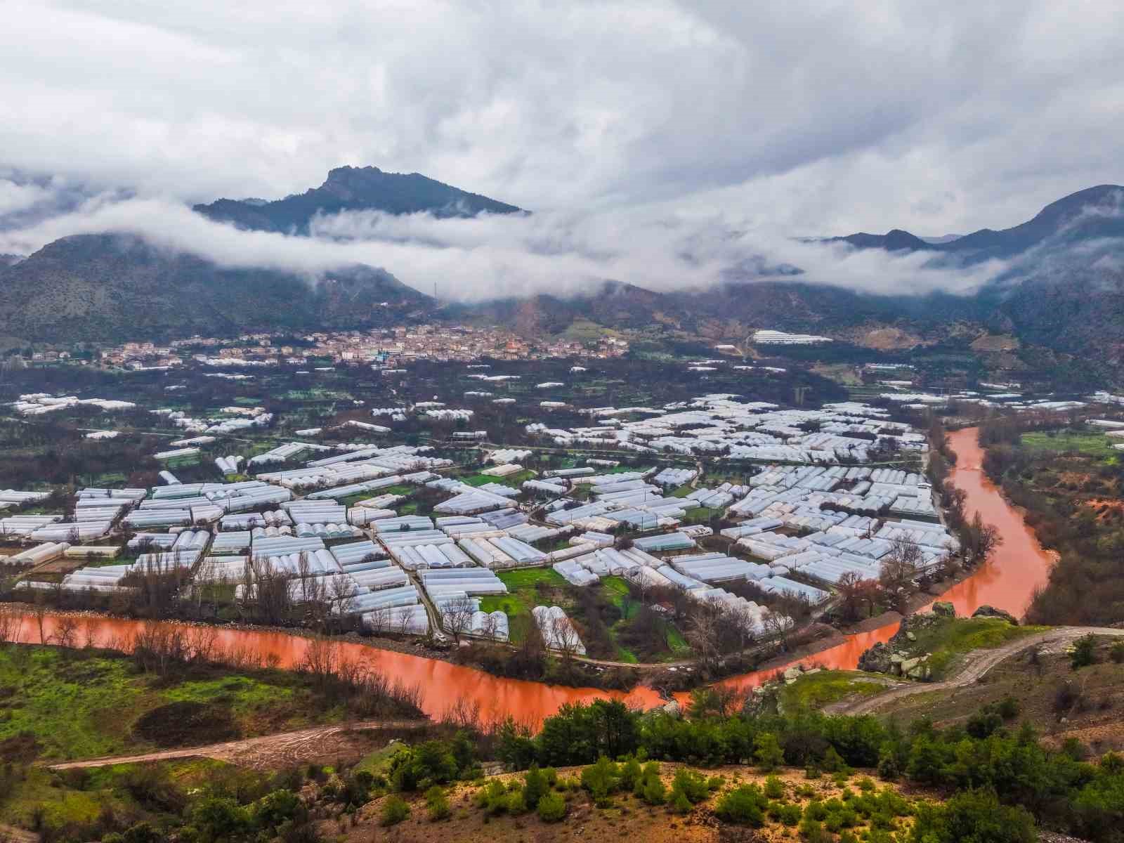 Yağmur sonrası Sakarya Nehri’nin rengi değişti
