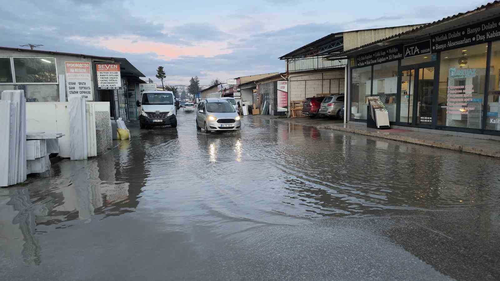 Yağmur sonrası sanayi sitesi sokakları su altında kaldı

