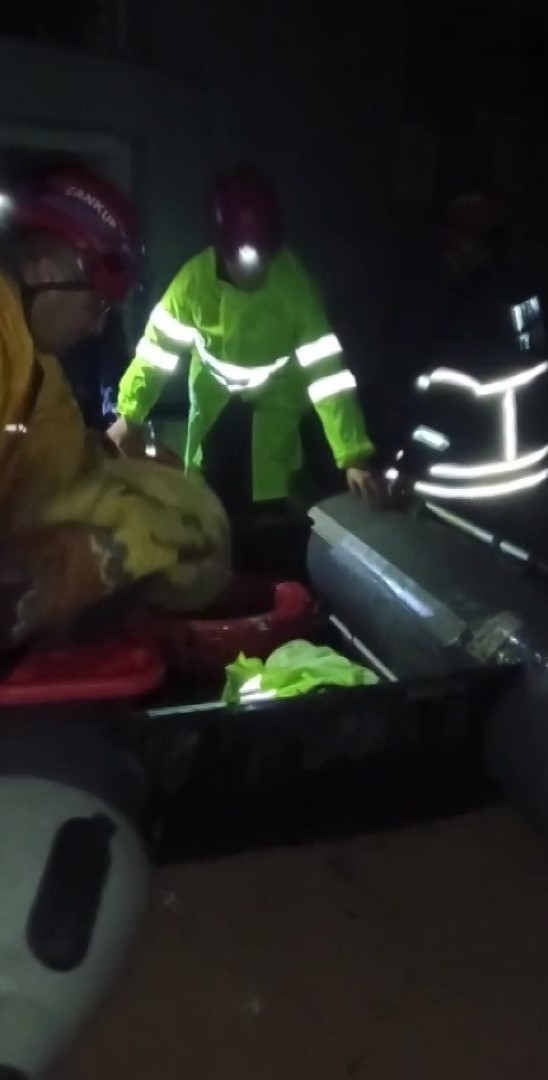 Yağmur sonrası su basan evlerde mahsur kalanlar kurtarıldı
