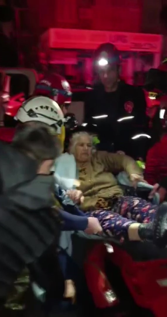 Yağmur sonrası su basan evlerde mahsur kalanlar kurtarıldı
