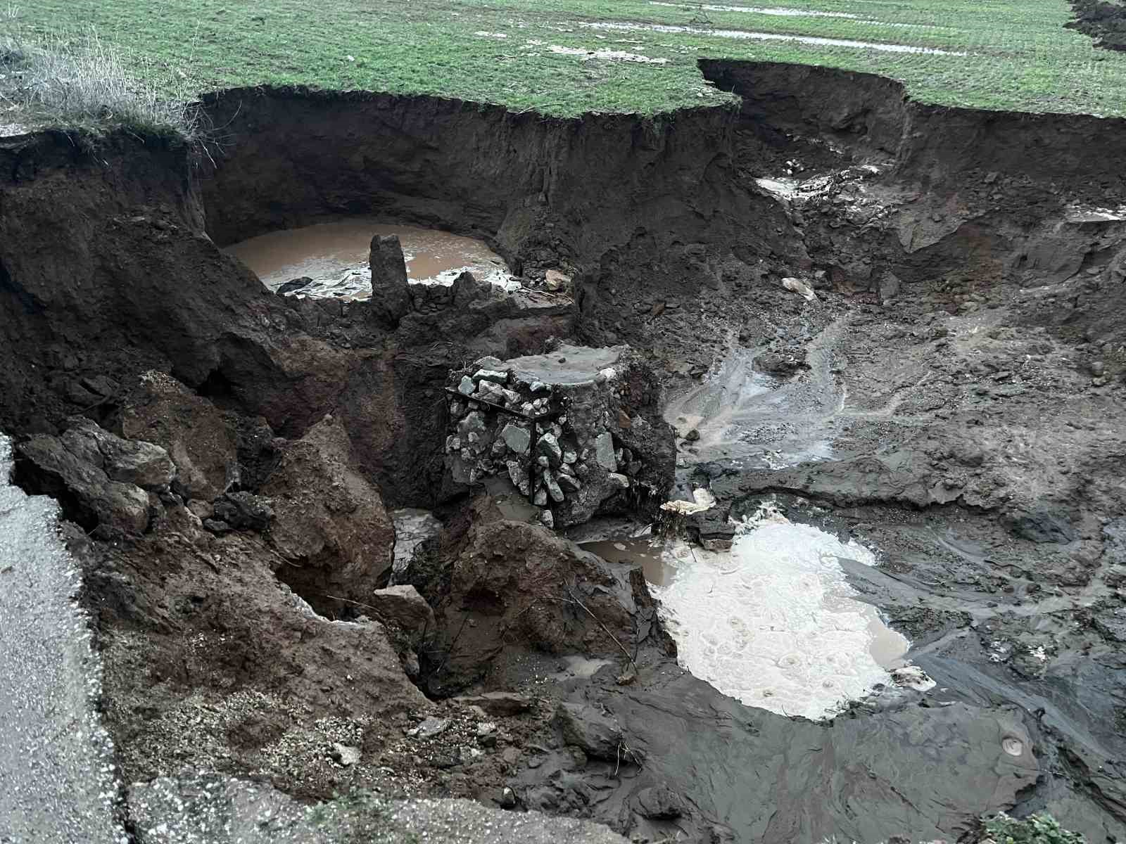 Yağmur sonrası yolda 4 metre derinliğinde çukur oluştu
