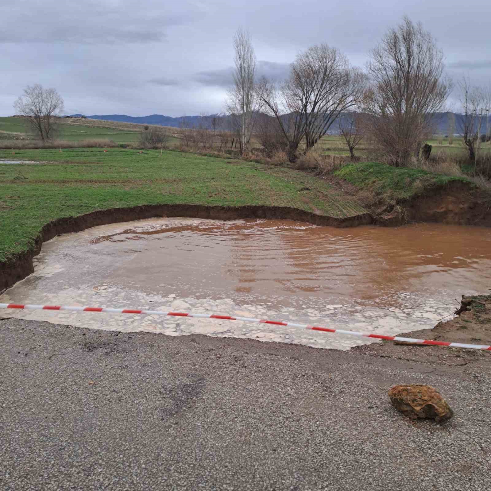 Yağmur sonrası yolda 4 metre derinliğinde çukur oluştu
