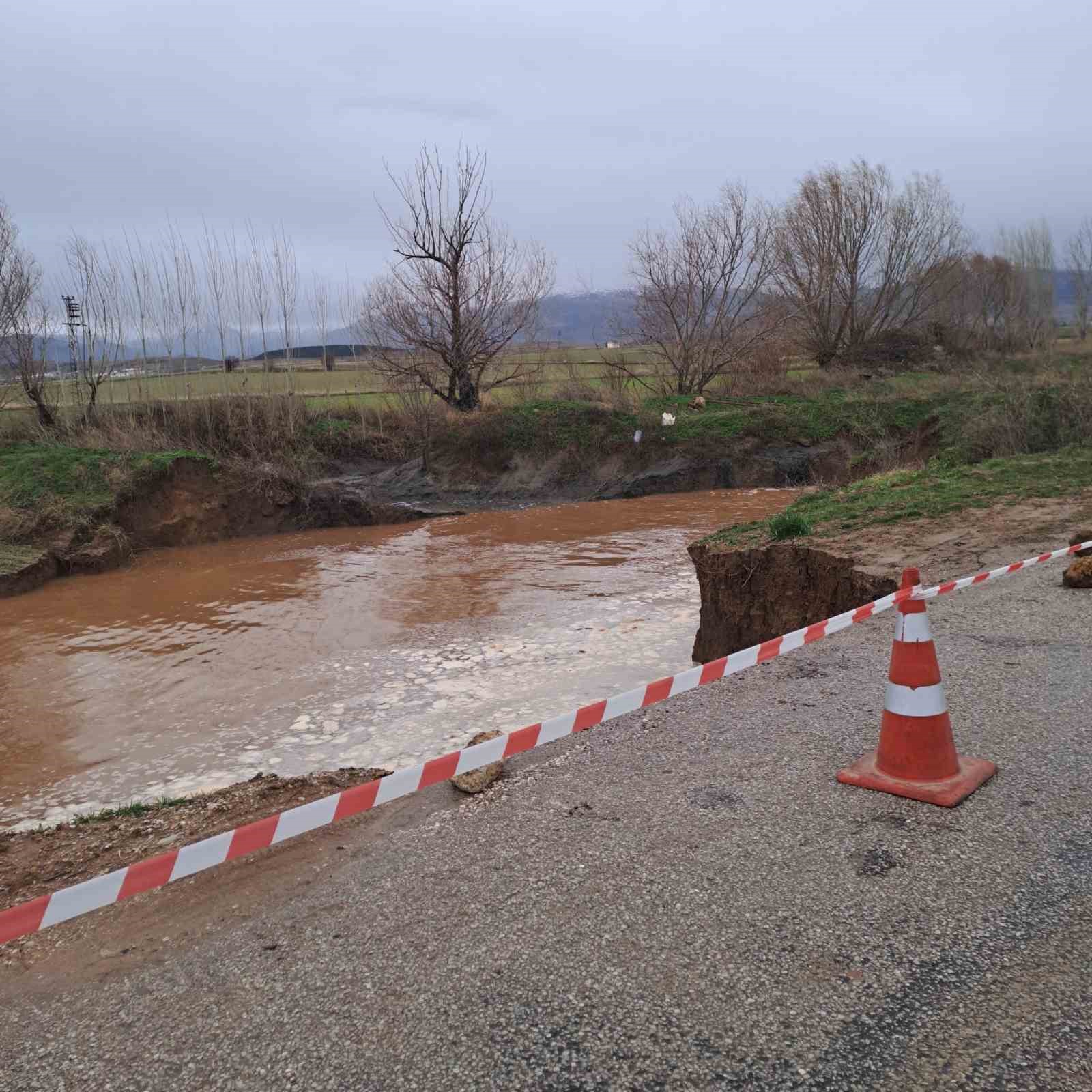 Yağmur sonrası yolda 4 metre derinliğinde çukur oluştu
