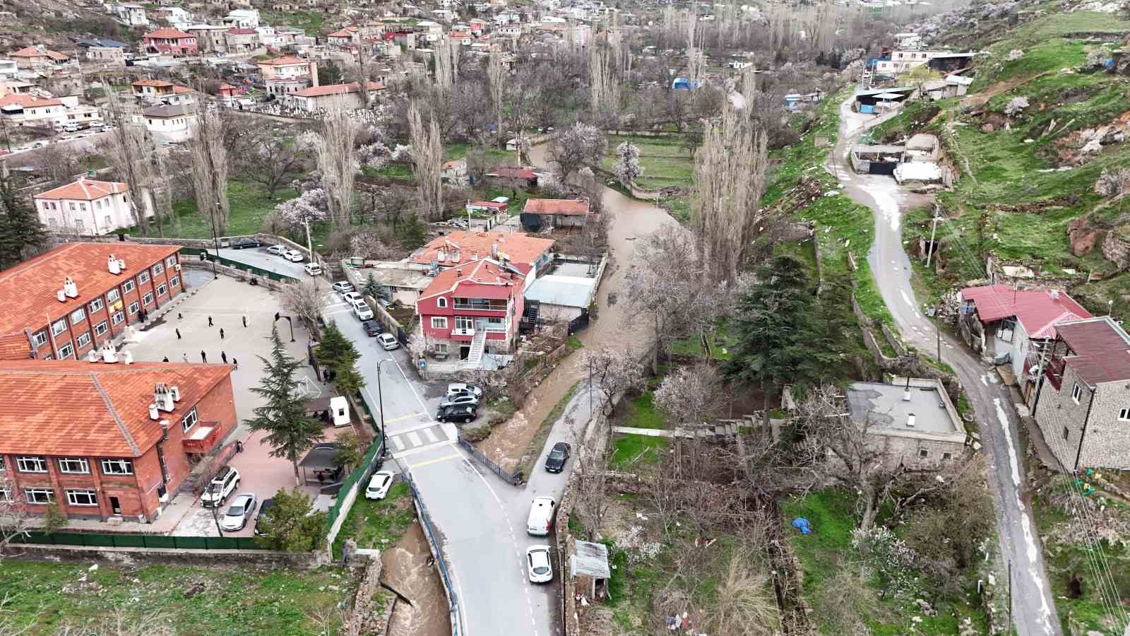 Yağmur, su kanallarını coşturdu
