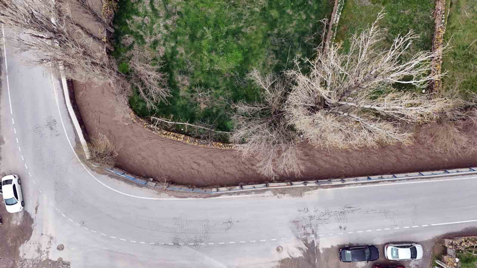 Yağmur, su kanallarını coşturdu

