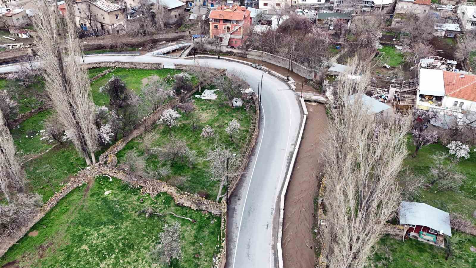 Yağmur, su kanallarını coşturdu
