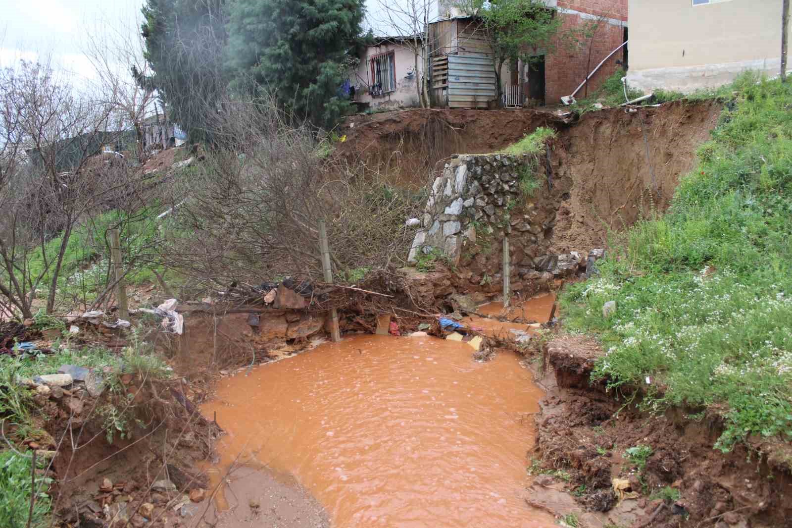 Yağmur sularıyla taşan dere, toprak kaymasına sebep oldu
