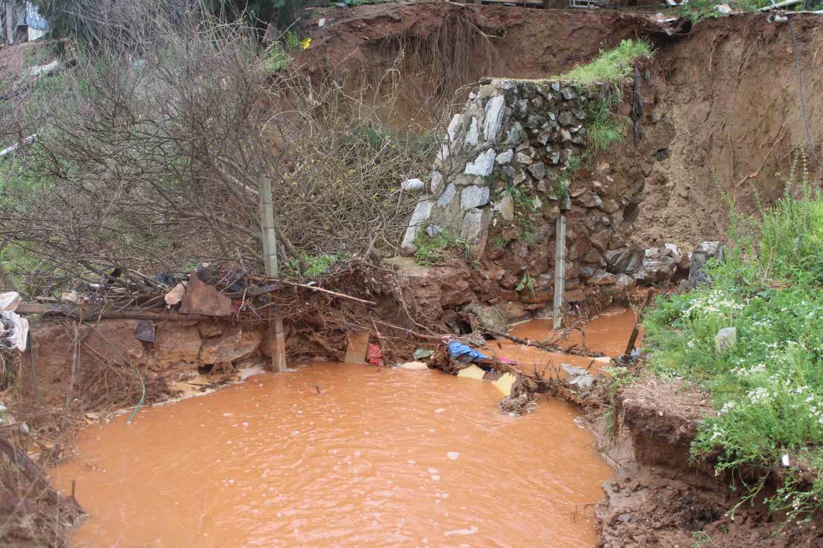 Yağmur sularıyla taşan dere, toprak kaymasına sebep oldu
