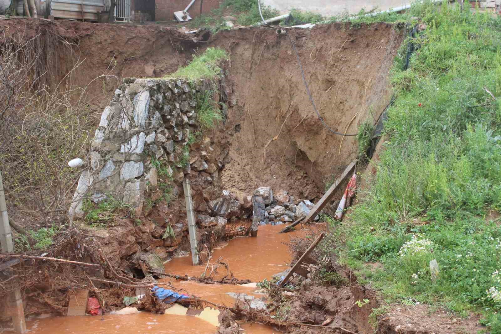 Yağmur sularıyla taşan dere, toprak kaymasına sebep oldu
