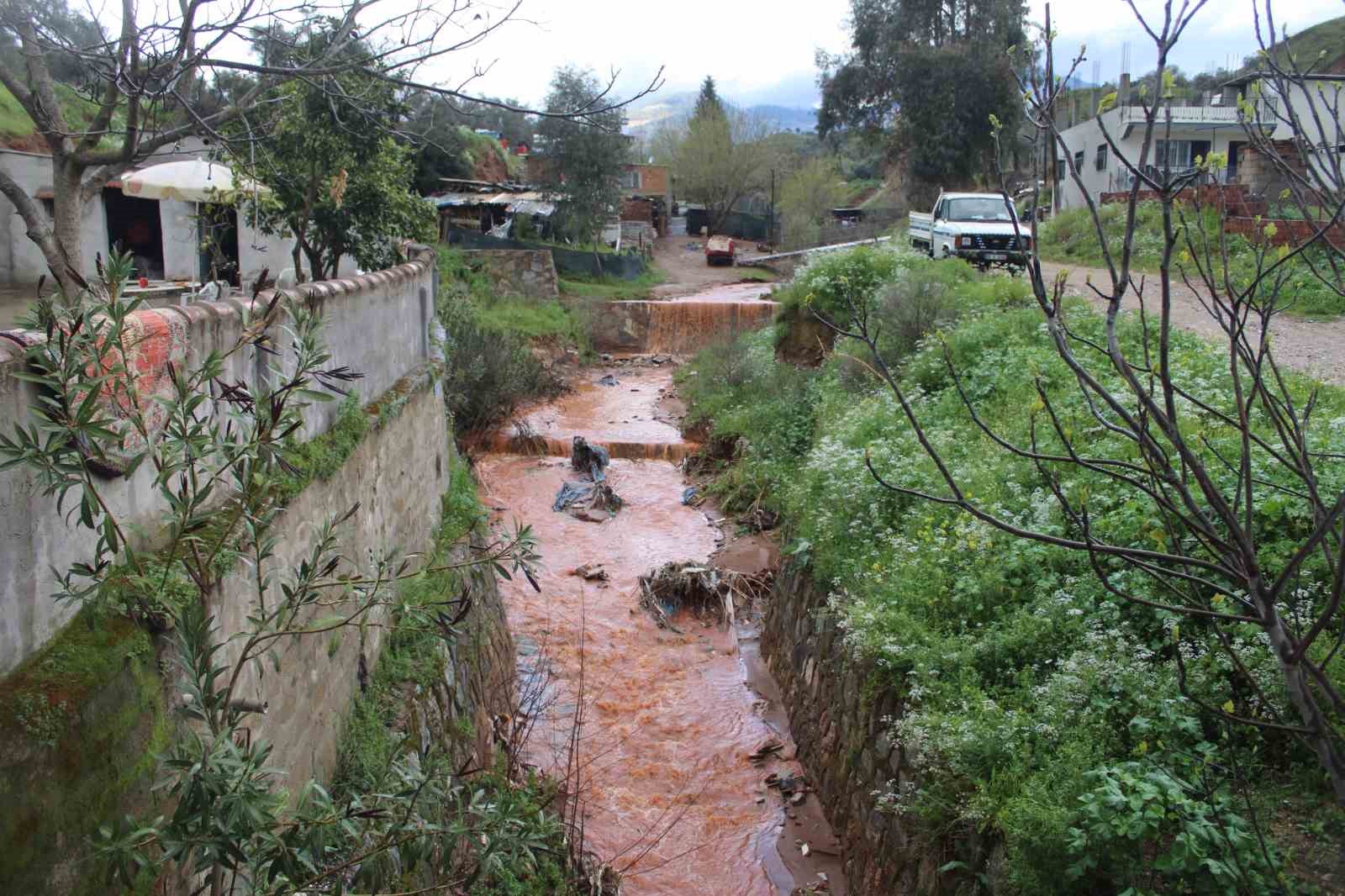 Yağmur sularıyla taşan dere, toprak kaymasına sebep oldu
