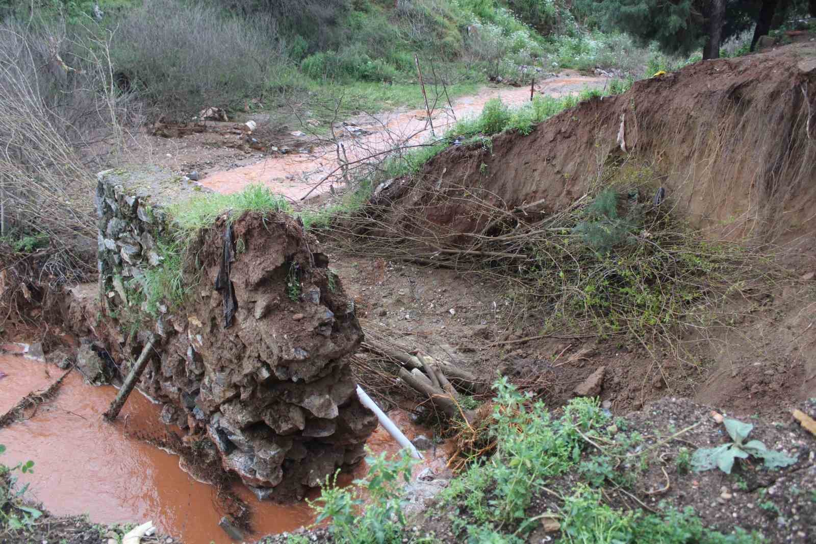 Yağmur sularıyla taşan dere, toprak kaymasına sebep oldu
