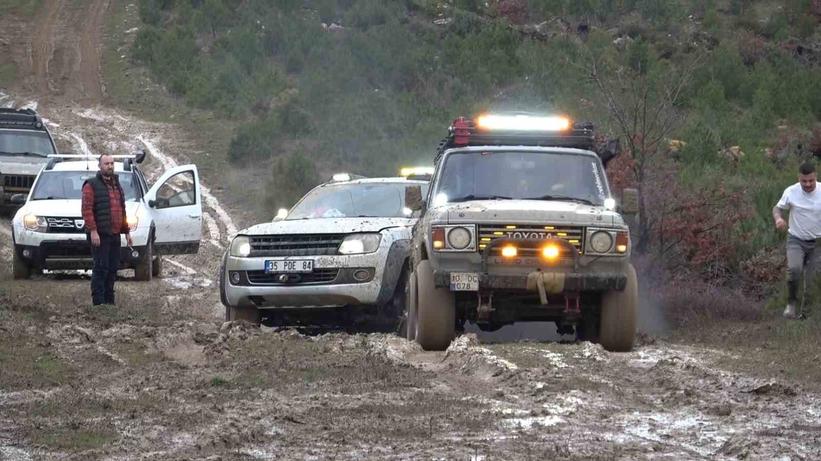 Yağmur ve çamur off-road tutkunlarını durduramadı
