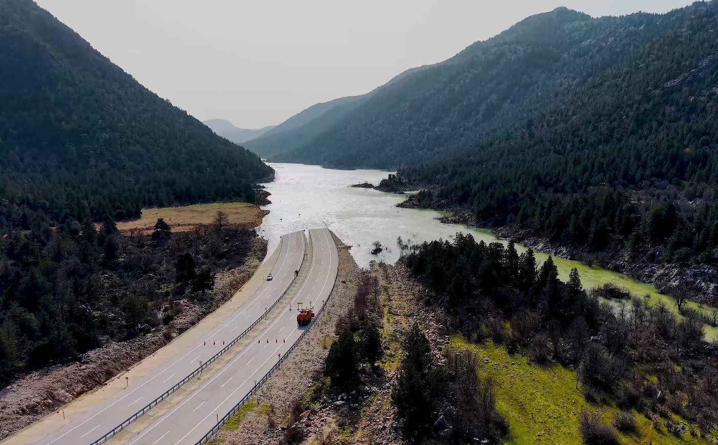 Yağmur ve sel sularının kapattığı Antalya-Konya Kara yolunda sular henüz çekilmedi
