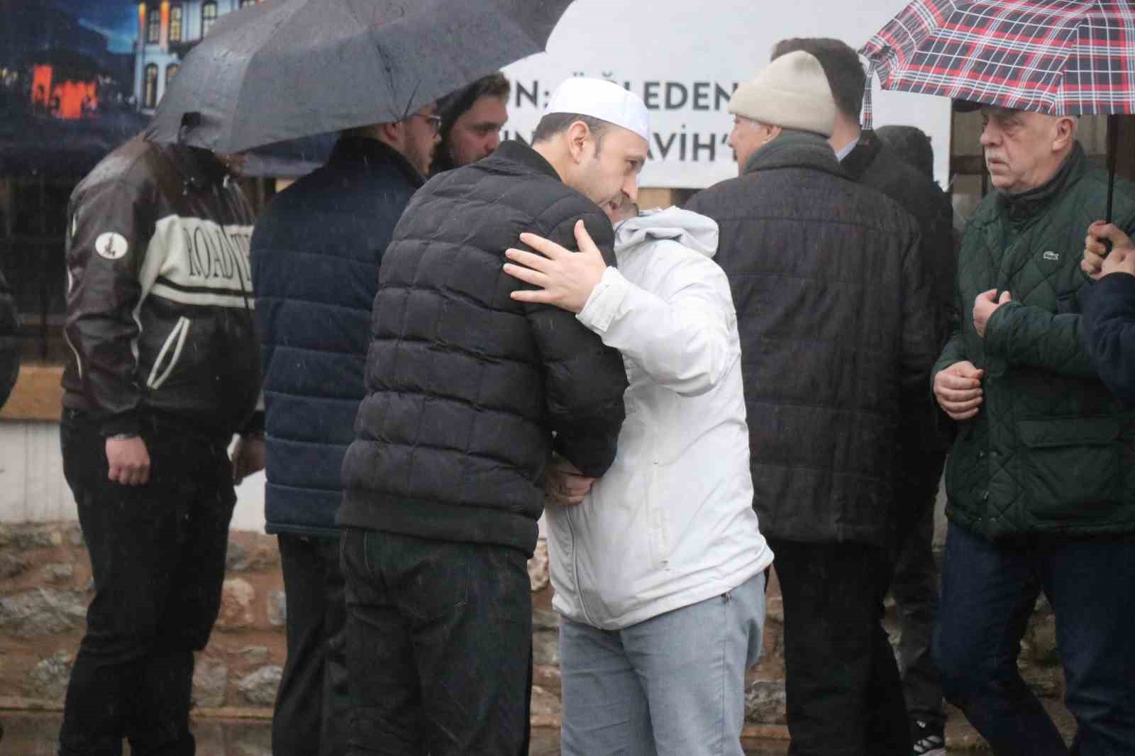 Yağmura rağmen camiler bayram namazı için dolup taştı
