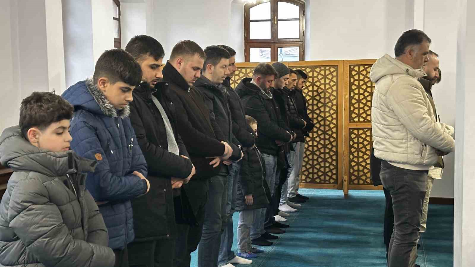 Yağmura rağmen camiler bayram namazı için dolup taştı
