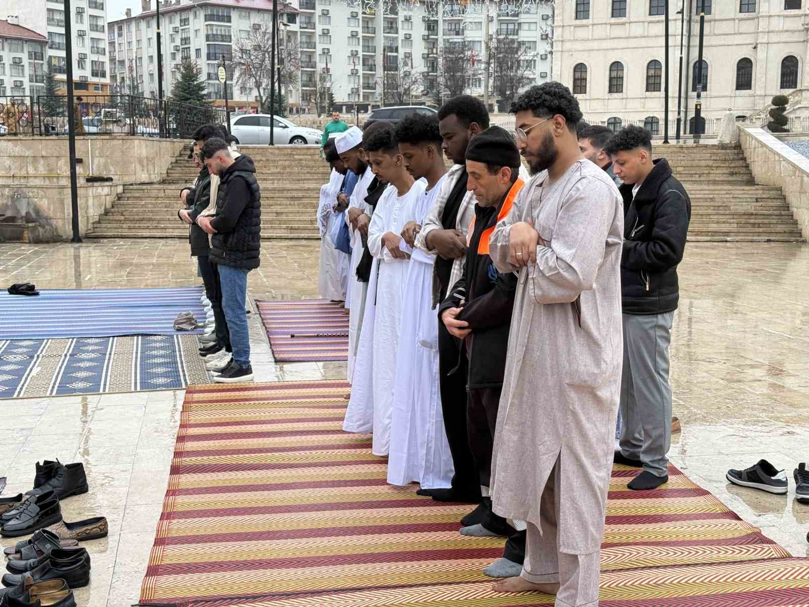 Yağmura rağmen dışarıda saf tuttular: 4 asırlık camide bayram namazı kıldılar
