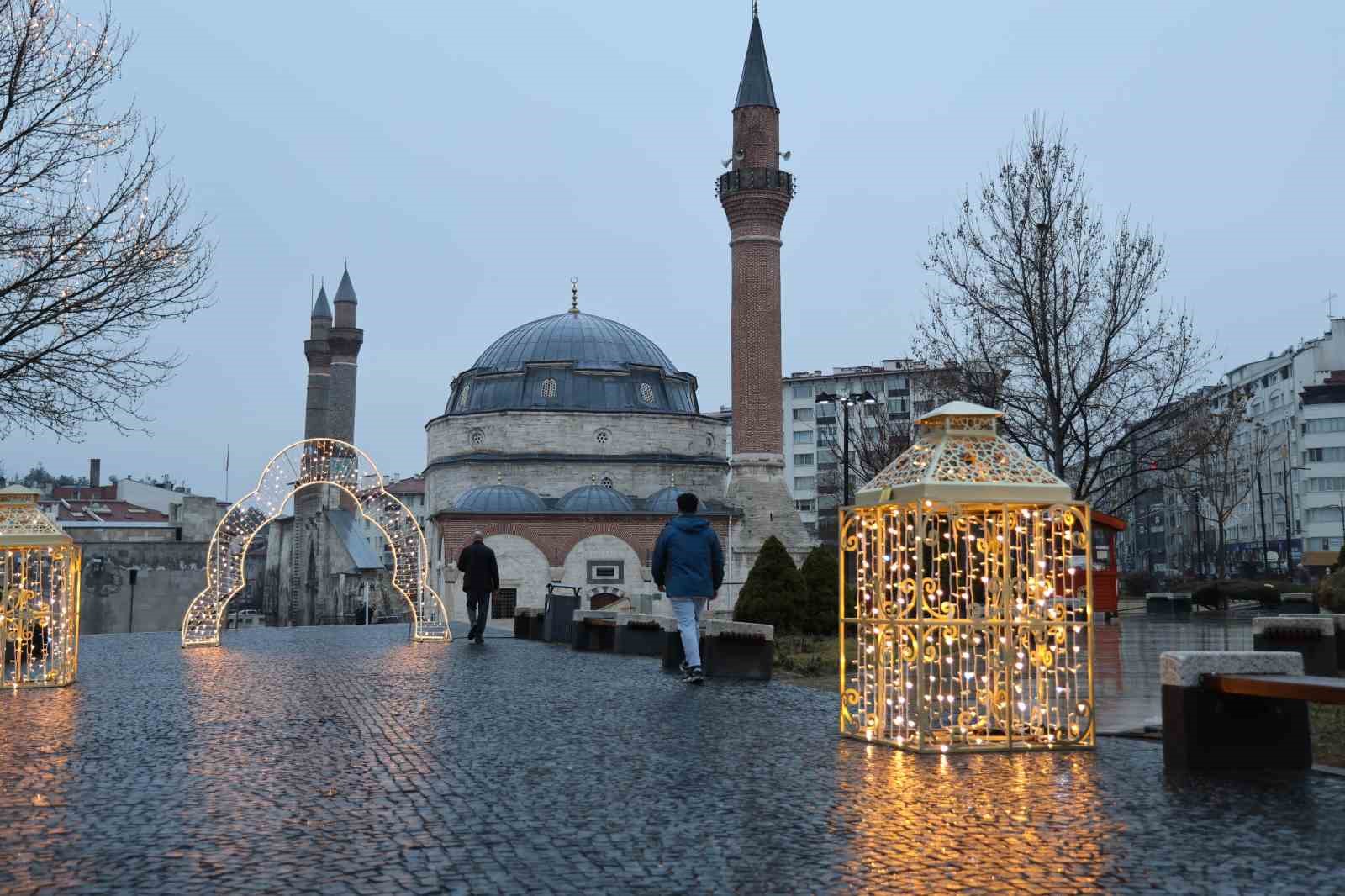 Yağmura rağmen dışarıda saf tuttular: 4 asırlık camide bayram namazı kıldılar
