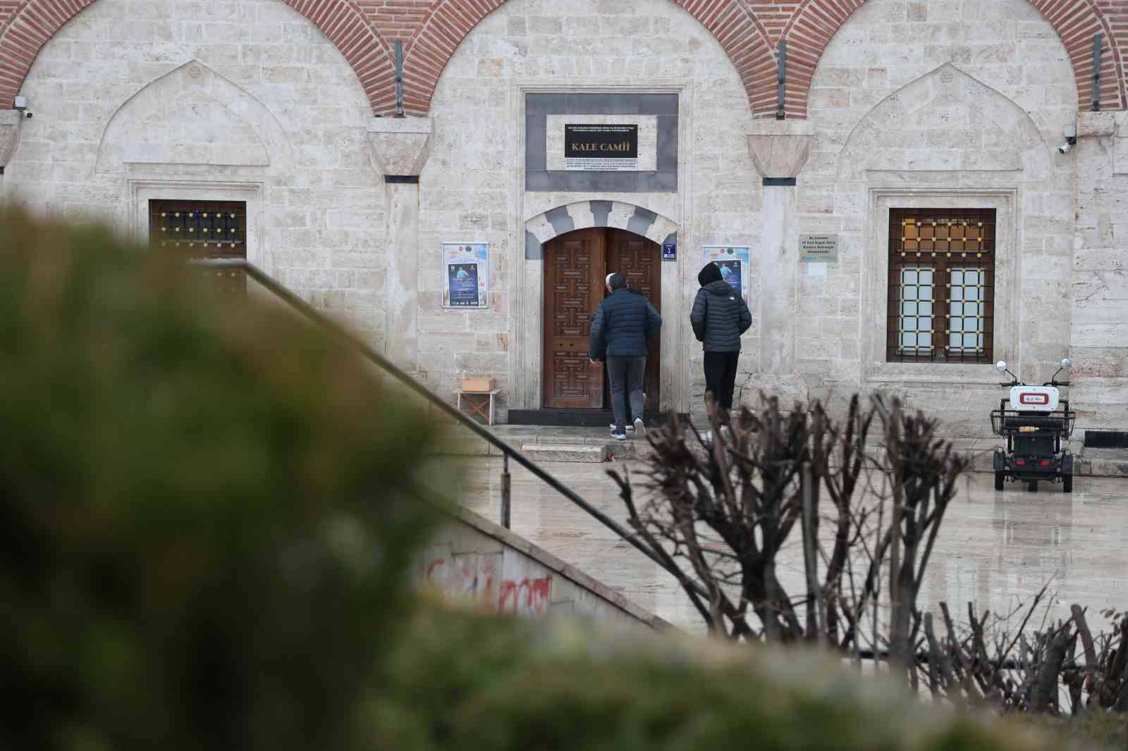 Yağmura rağmen dışarıda saf tuttular: 4 asırlık camide bayram namazı kıldılar
